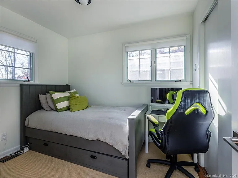 321 W Shore Rd — Photo 23