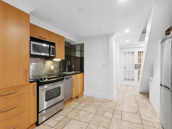 320 East 55th Street image 16 of 18