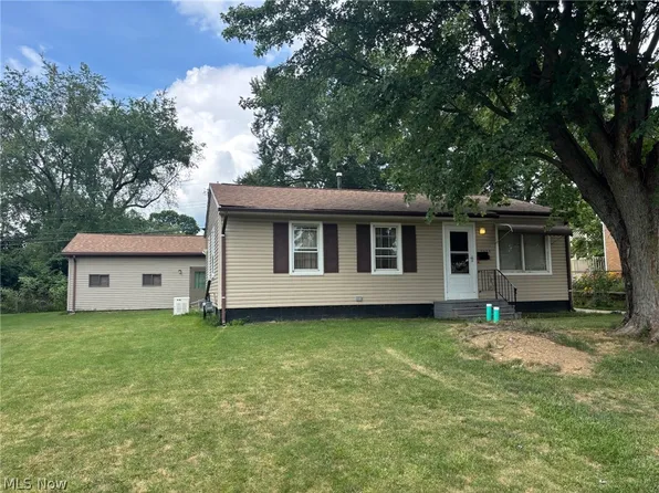 2425 40th St NE, Canton, OH 44705