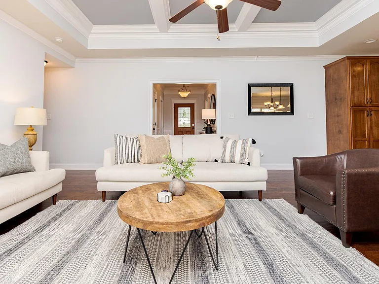 Spacious Living room w/TV streaming