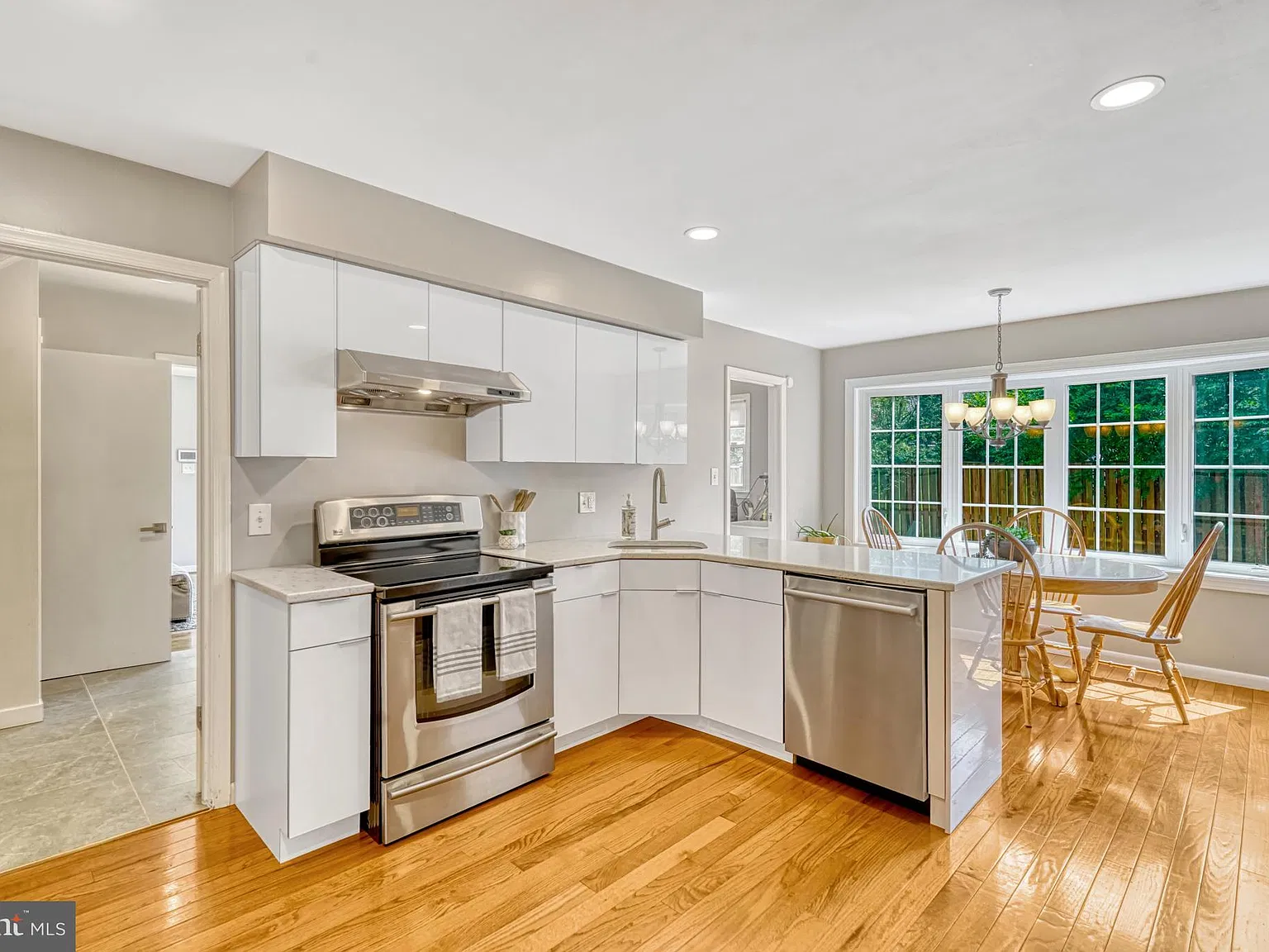 5 bed, 3.5 bath, 3895 sqft, $5,900 — Photo 3