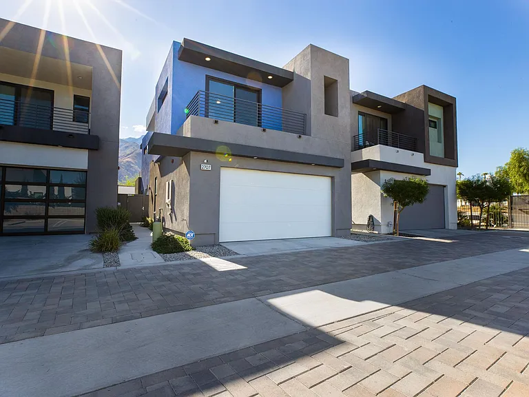 2707 Majestic Way — Photo 2