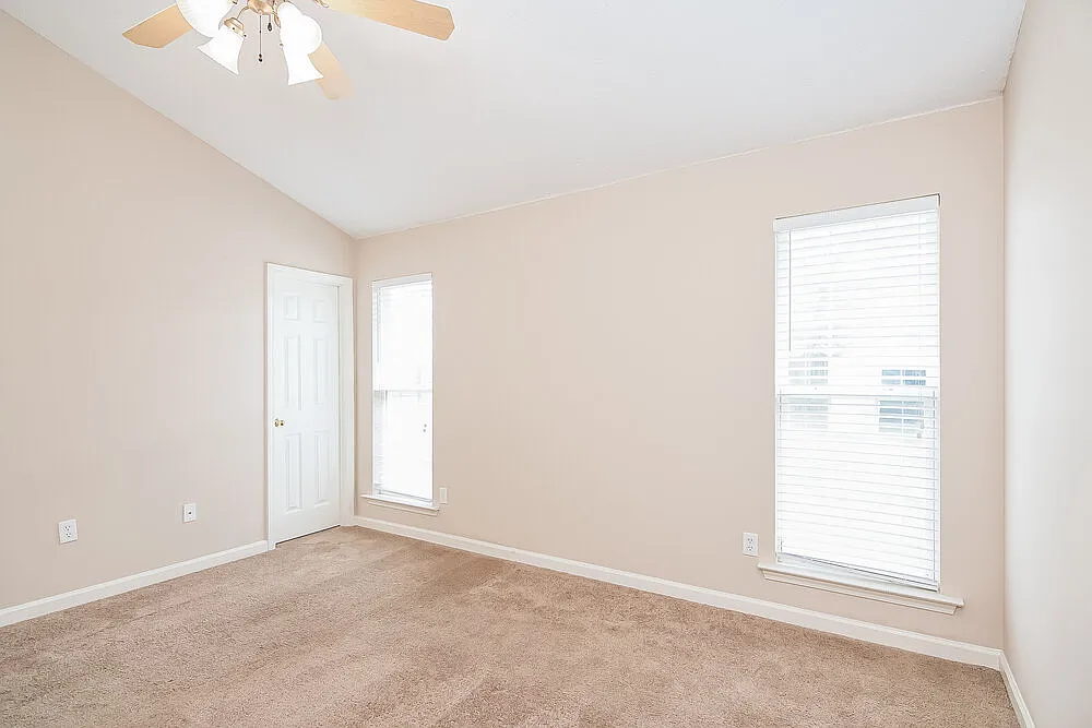 3 bed, 2.0 bath, 1800 sqft, $2,150 — Photo 4