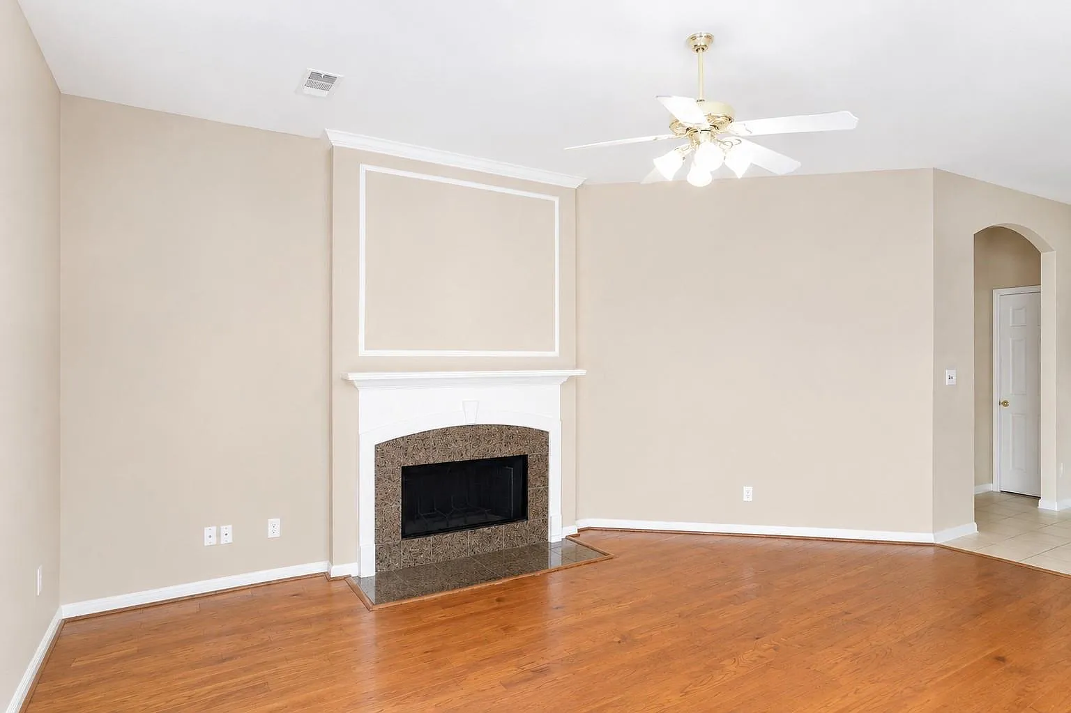 4 bed, 2.0 bath, 2215 sqft, $2,500 — Photo 4
