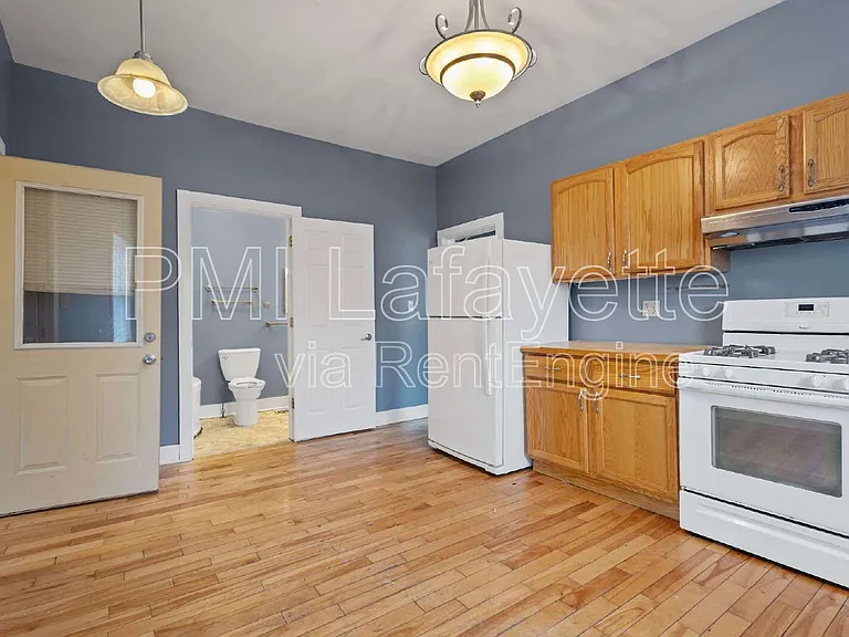 403 S East St — Photo 7
