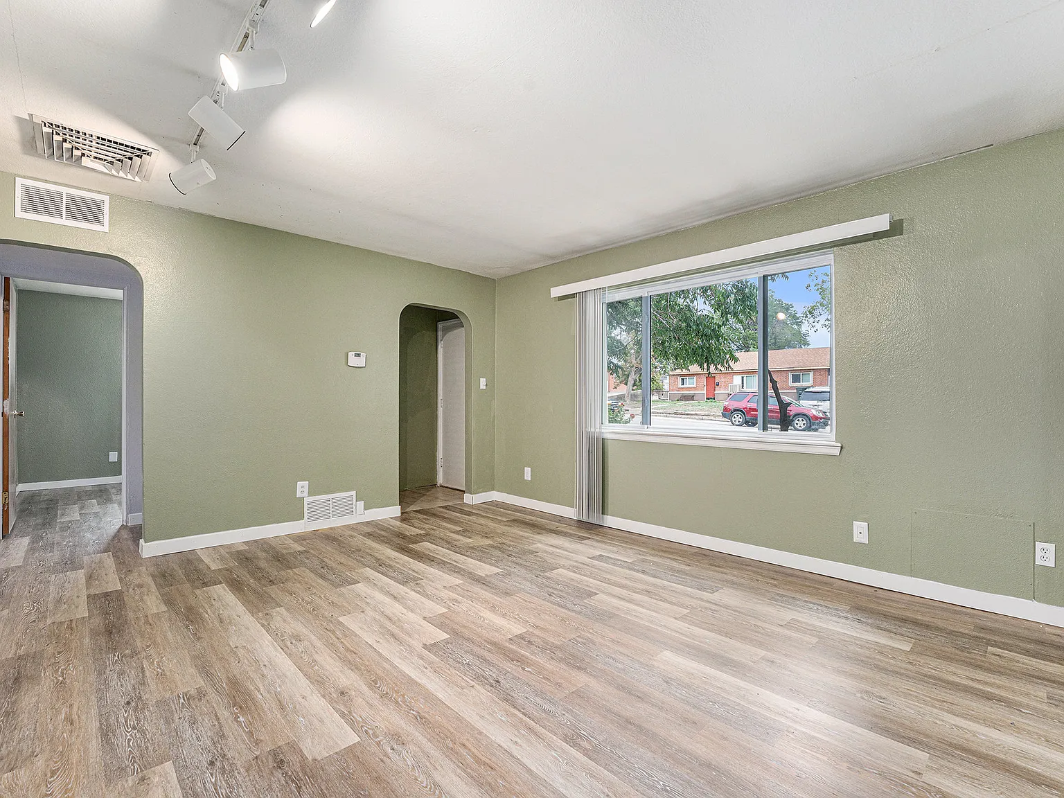 3 bed, 1176 sqft, $2,200 — Photo 4