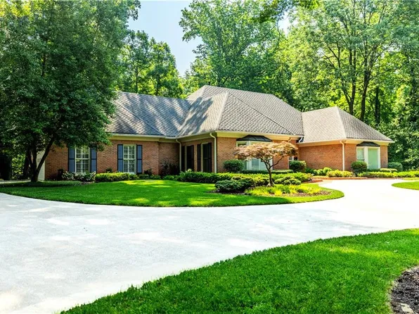 3030 Spalding Dr, Sandy Springs, GA 30350