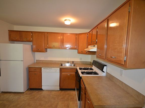 3rd image of 40 Edgelawn Ave APT 5