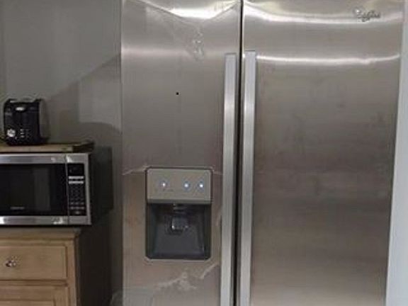 Stainless Steel Refrigerator w/ Water/Ice Dispenser