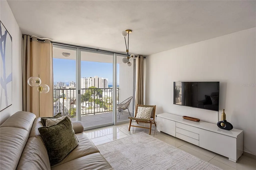 2 bed, 1.0 bath, 935 sqft, $2,640 — Photo 2