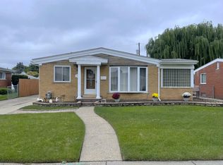 28841 Palm Beach Dr, Warren, MI
