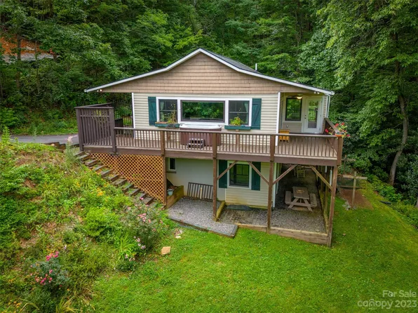 32 Hunting Lodge Dr, Black Mountain, NC 28711