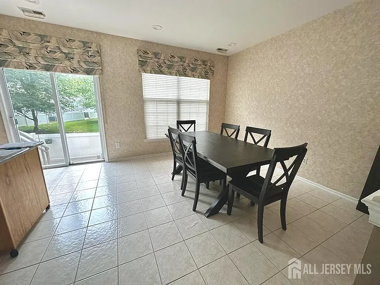 1304 Dahlia Cir — Photo 3