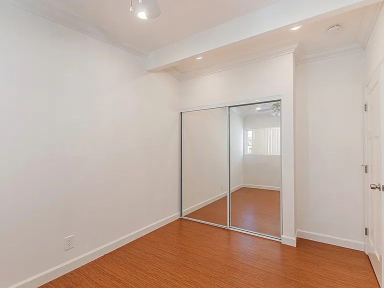 2BD/1BA Upstairs Apartment right by Sail Bay! w/ Parking AND Laundry! Only $2,995/mo — Photo 8