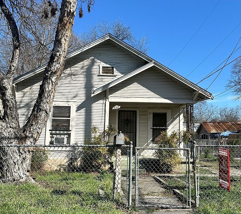 2nd image of 416 N Navidad St