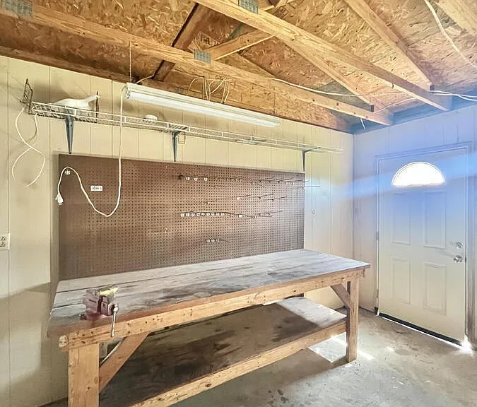 223 Bradford Ln — Photo 48