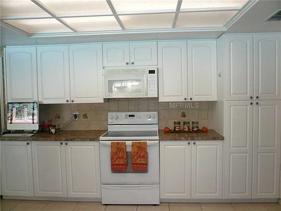 4th image of 2447 Parkstream Ave
