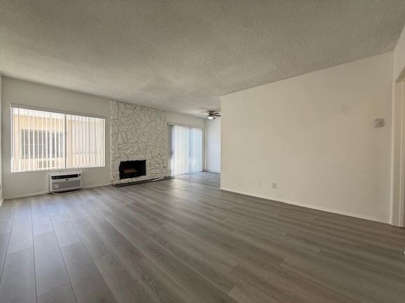 3rd image of 10856 Rose Ave APT 209