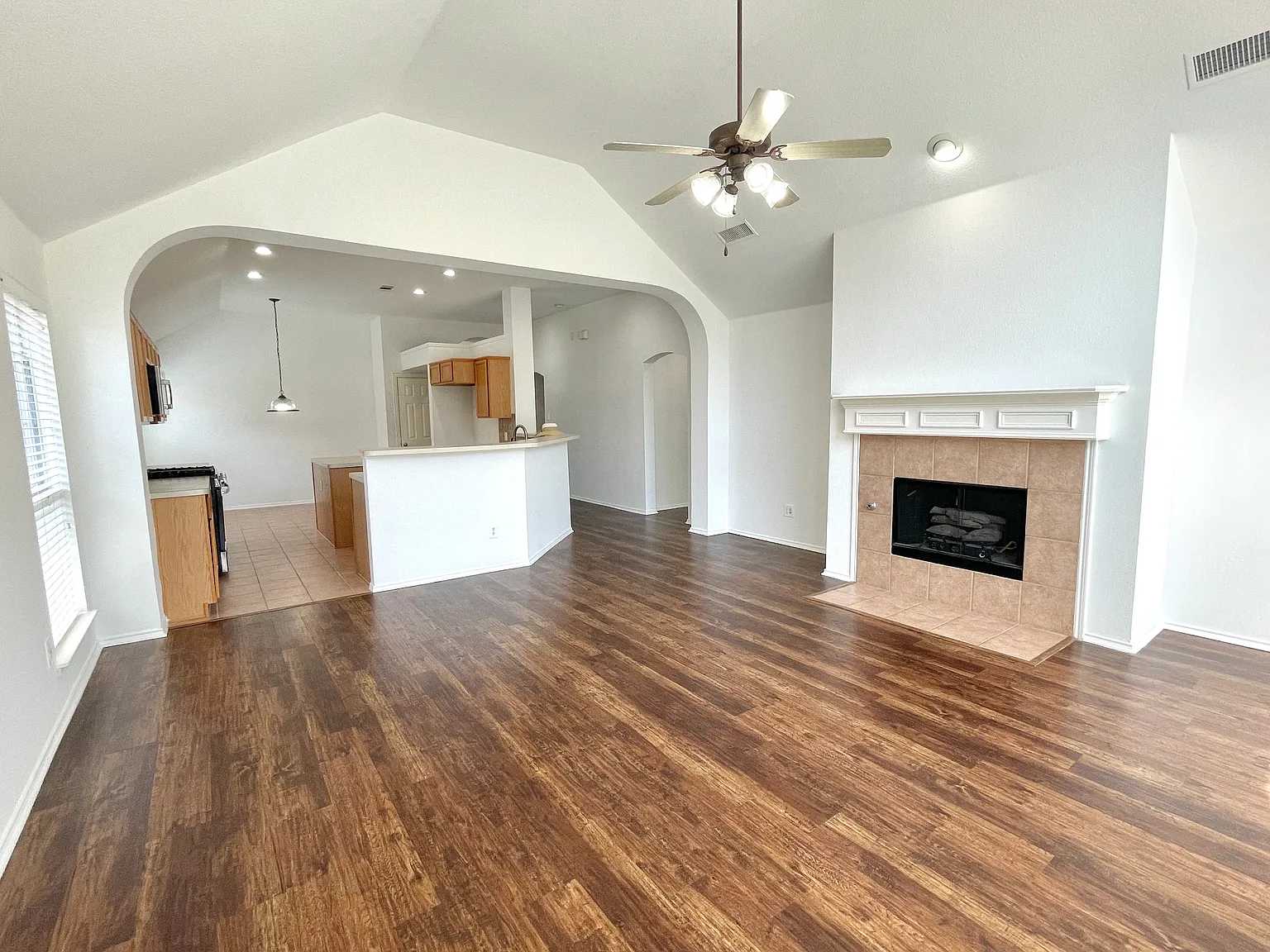 3 bed, 2127 sqft, $2,500 — Photo 4