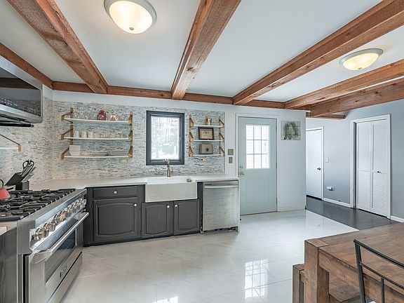 Kitchen is stunning and renovated with the latest trends in mind!