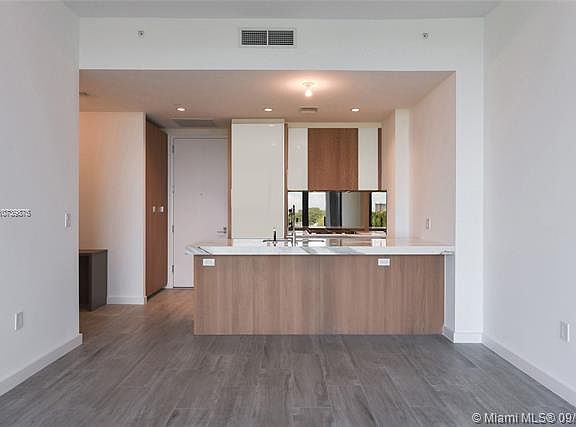 4th image of 2831 S Bayshore Dr Unit 606