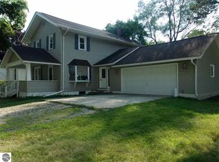 108 S 2nd St, Shepherd, MI 48883