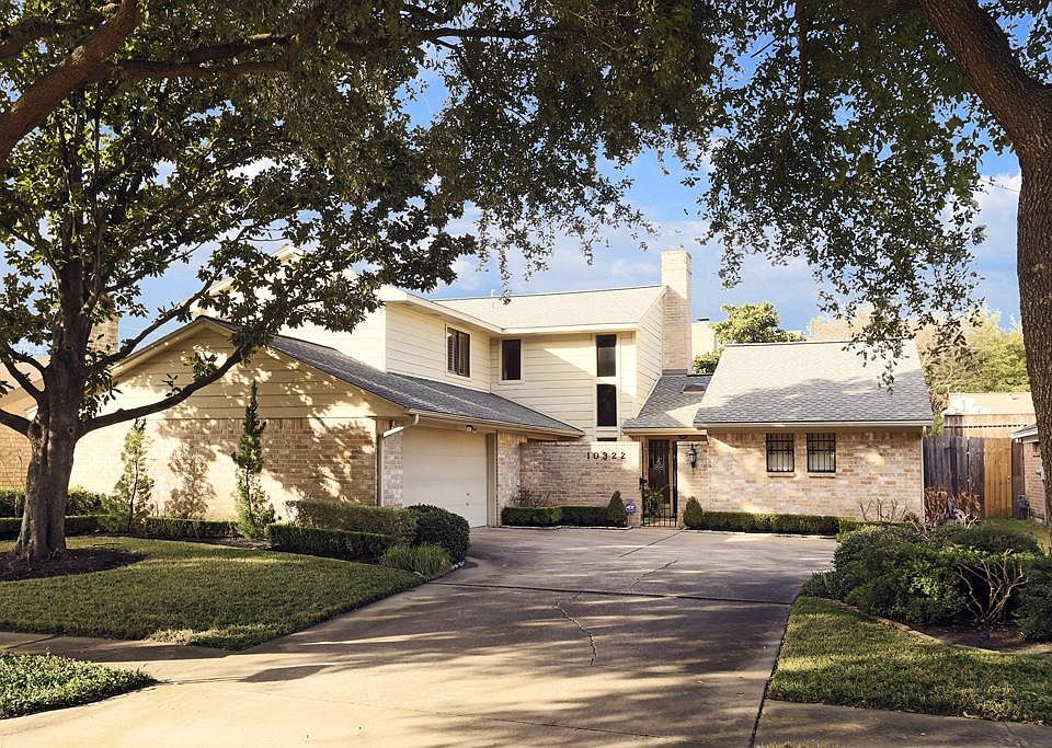 Gorgeous soft contemporary in BGP is ready for new owners! Remodeled in (08) with slate porch and entry, hdwds,granite kitchen,2 story ceiling down,crown molding,recent carpet(11),interior paint(13). Perfect for buyer needing patio or townhouse.