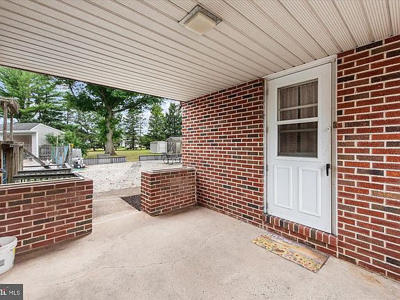 4th image of 338 Borough Line Rd