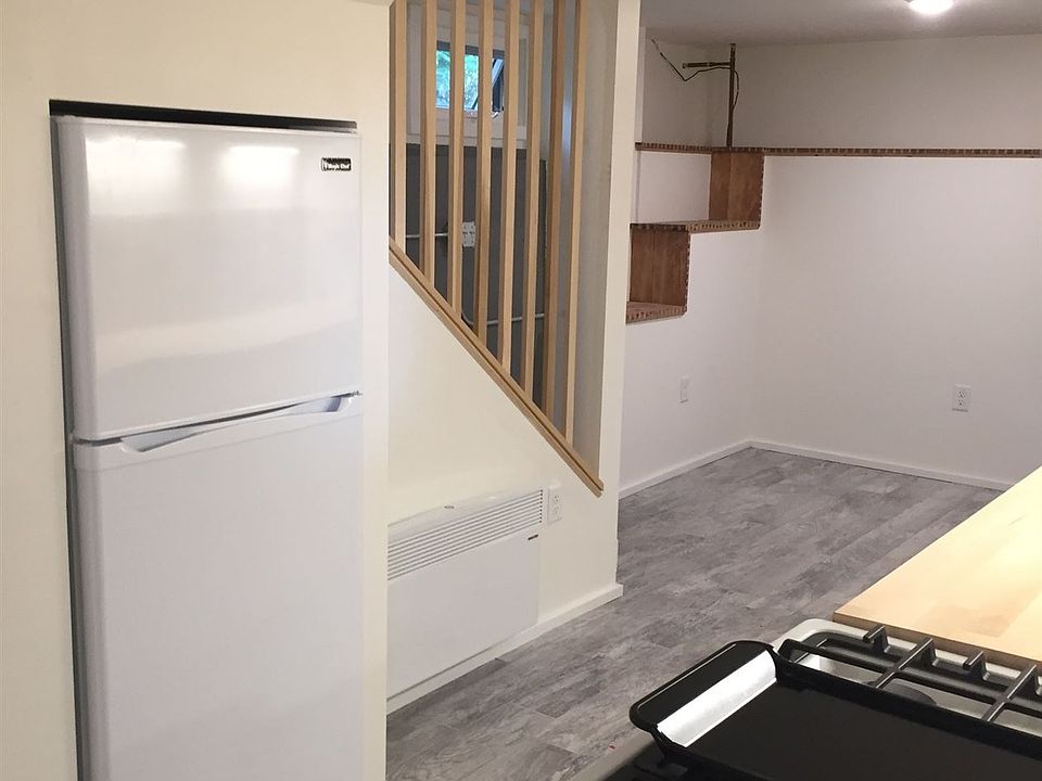 Entry into kitchen from side entry