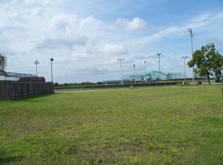 18 Chuckwagon Ct, Angleton, TX 77515