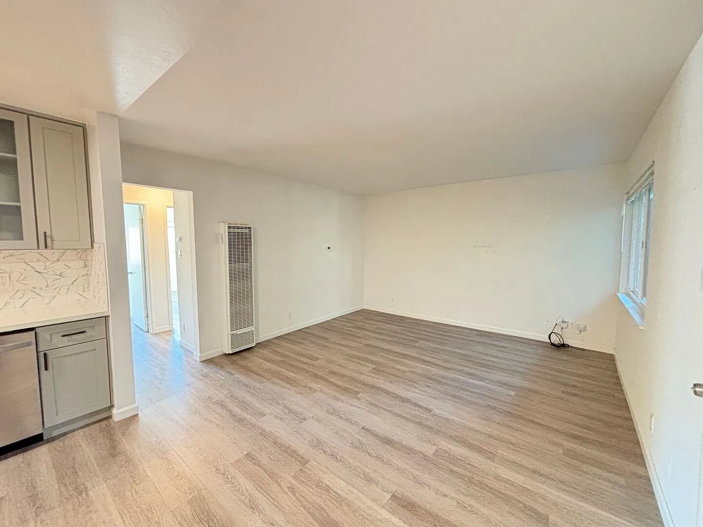 Modern two bedroom in great location, garage parking included! — Photo 4