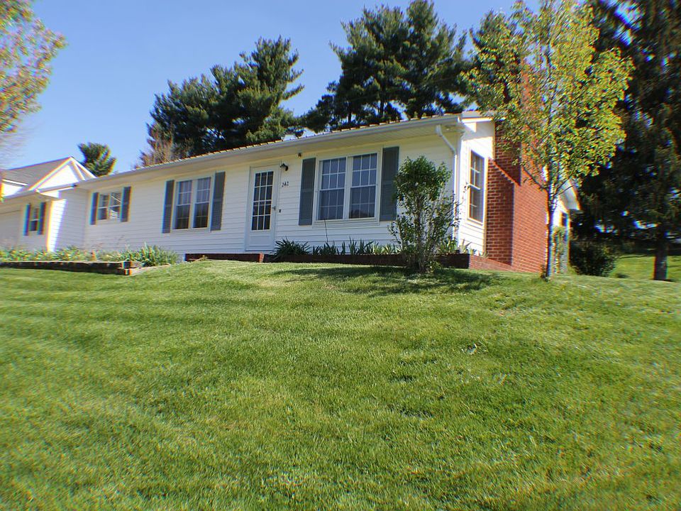 1st image of 242 Oak Dr