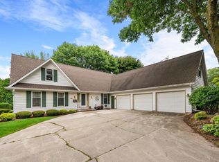 1710 Berge Ct, Manitowoc, WI 54220
