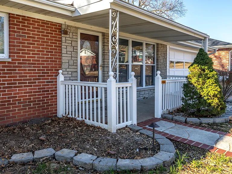 16 Fircrest Ln — Photo 3