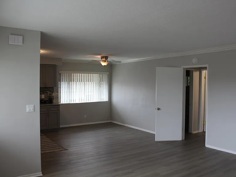 3721 E 8th St #4 — Photo 7