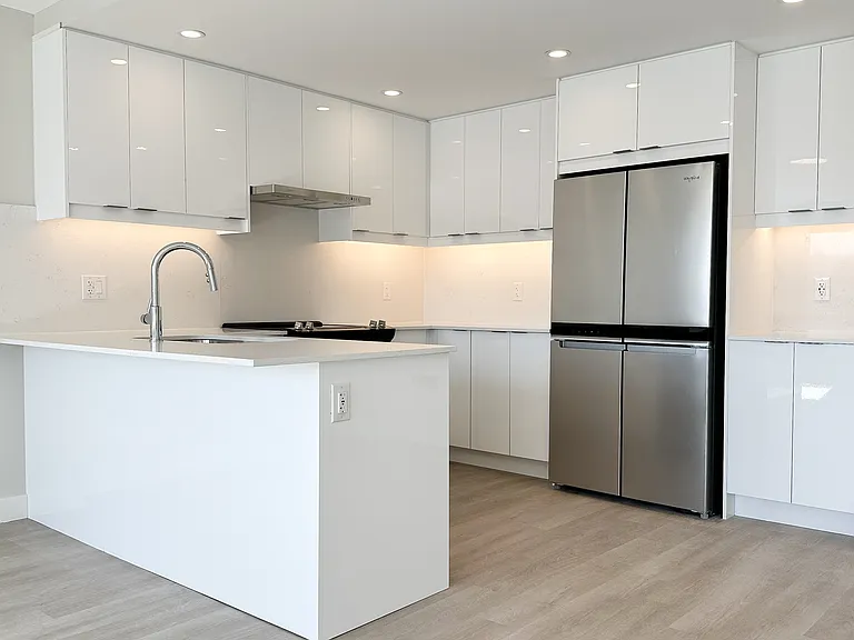 131 Bloor St W — Photo 13