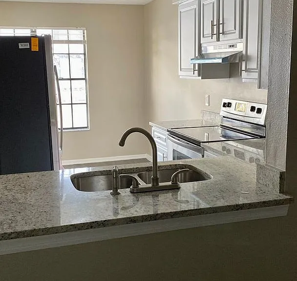 Saint Andrews Square Townhomes — Photo 8