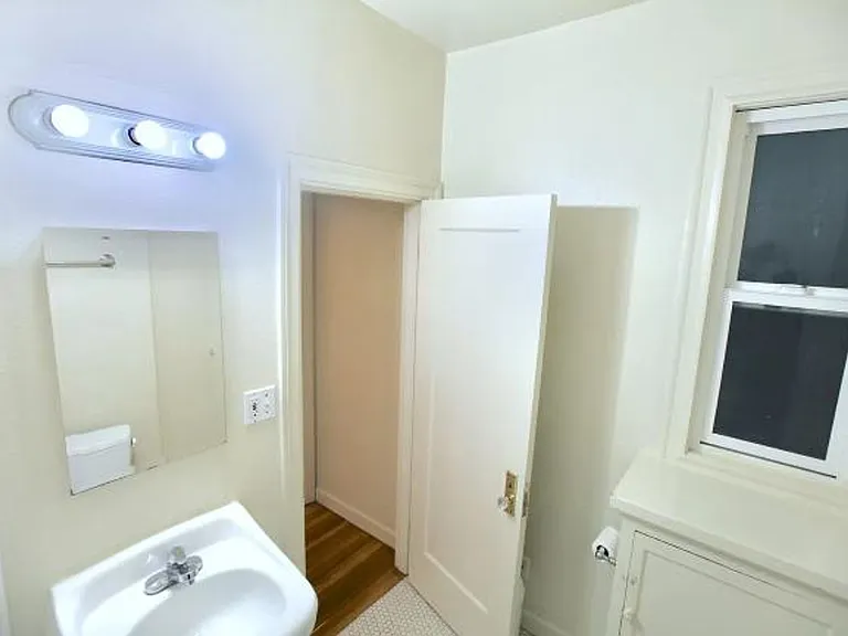 Very Large 1 Bedroom Apartment (Has Been Used As A 2 Bedroom) — Photo 10