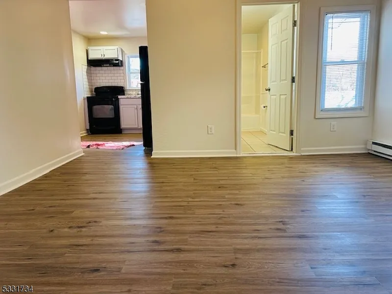 3 bed, 1.0 bath, $1,900 — Photo 2