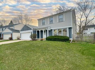 28 Montgomery Ln, Vernon Hills, IL 60061