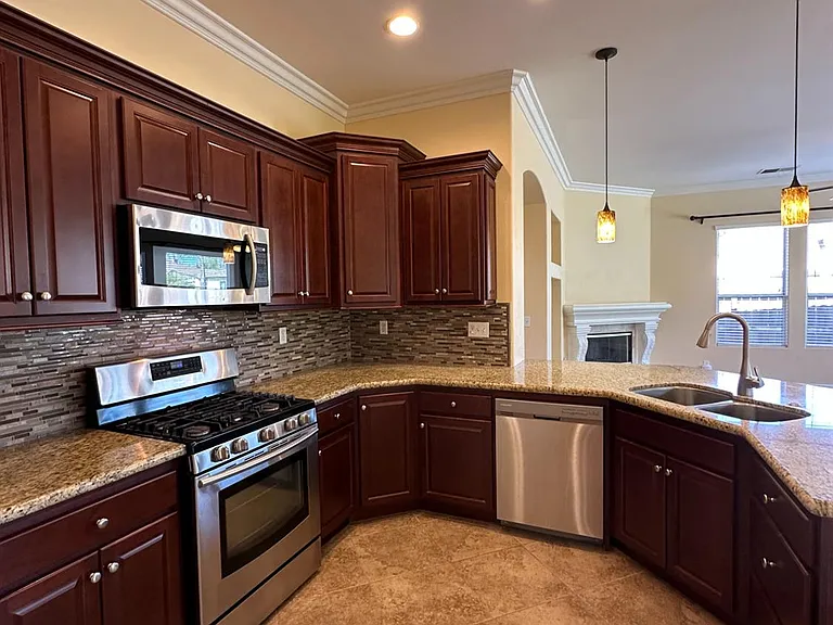 768 Quincy Ave — Photo 18