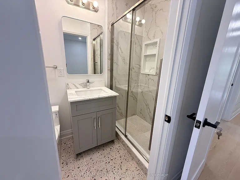 6 Rosemarie Dr #UPPER LEVEL — Photo 17