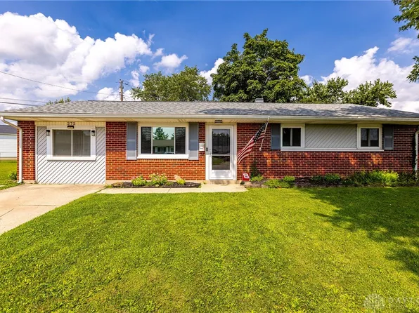 272 Foothill Dr, Brookville, OH 45309