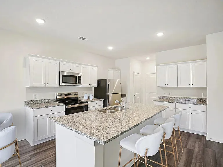 2204 Burnwood St — Photo 8