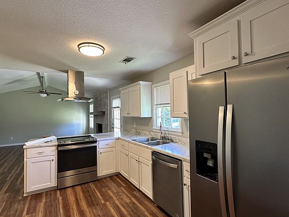 5th image of 605 Honeysuckle Ln