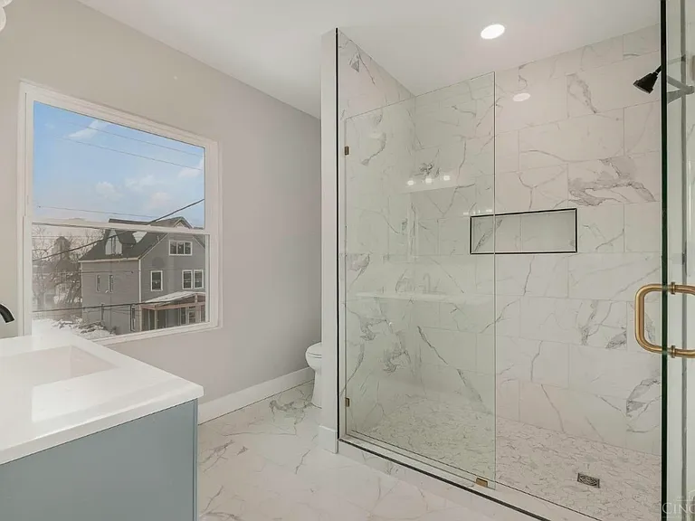 (2nd floor) Master bathroom