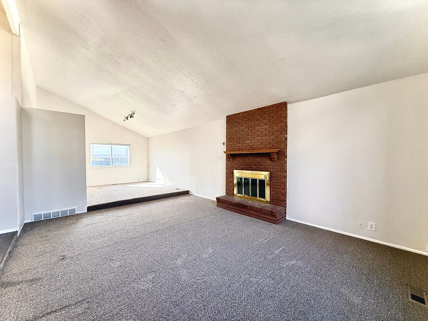 Murray 3-Bedroom Home Available October — Photo 3