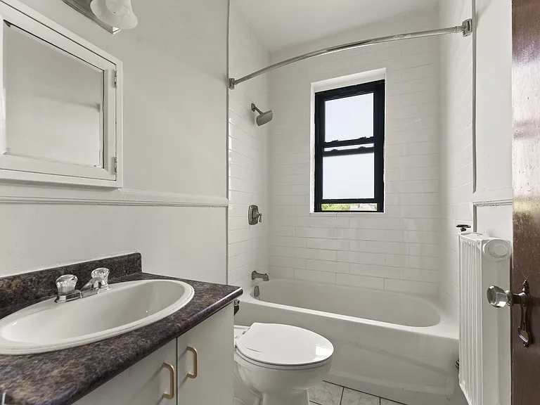 274 Giles Blvd W — Photo 17