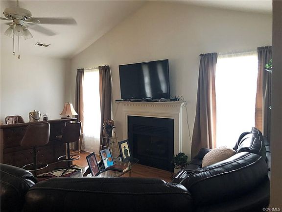 4th image of 303 Cobblestone Dr