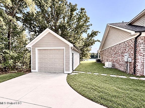 5th image of 365 Beechwood Dr
